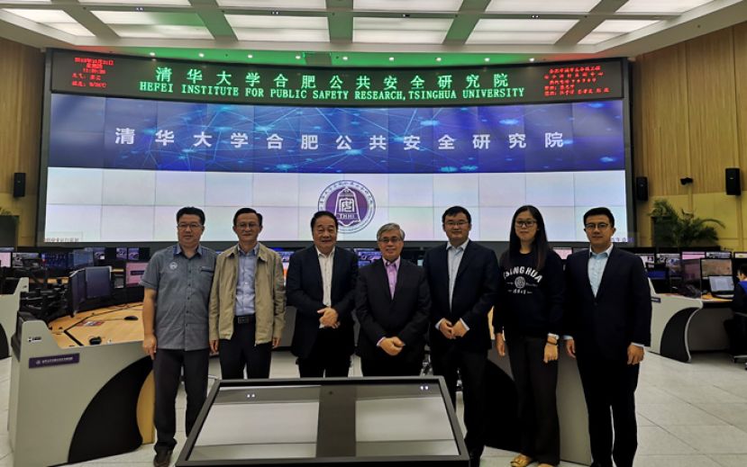 砂科大访问团在安徽合肥市的清华公共安全研究院参观交流后合影；左三起;为黄順舸、砂科大校长凯鲁丁及陈建国等人。