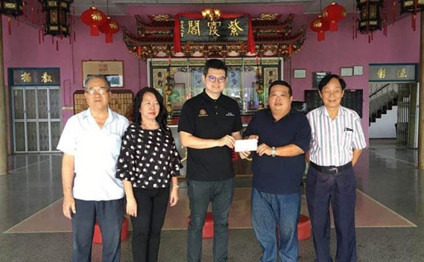 古晋区国会议员俞利文（中）移交拨款予紫霞阁肾脏基金会总监林德喜（右2）时摄。