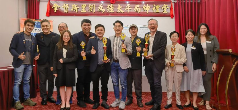 合影留念，左起分别为当晚礼宾师杨智煌， 评审主任蔡金福DTM，竞赛主任黄志坚，会长刘亿， 幽默比赛亚军郑良国， 评估演讲比赛冠军黄家亿，幽默比赛冠军郭民建，幽默比赛季军黄斌，评估演讲比赛亚军黄国维，评估演讲比赛季军官佳仪， D区总监陈保晶及D3分区总监锺莉欣DTM。