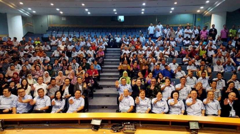 古晋南市市长拿督黄鸿圣（第二排右七）率领市政局职员向贪污腐败说不!