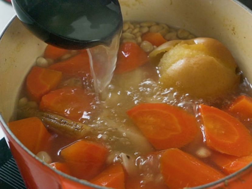 常吃生冷当心奶下垂 中医教喝汤美胸