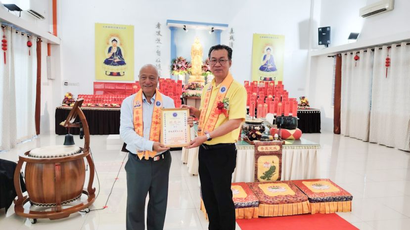 筹委会主席杨德庆会长（左）移交感谢状予哥打圣淘沙立法议叶耀星（右）。