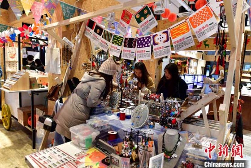 1月1日，市民在唯美客文创聚落林娟华柜台选购商品。