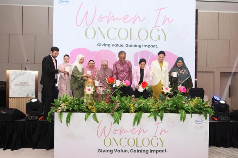 卫生部长祖基菲里（右4）为女性肿瘤学家论坛主持开幕。