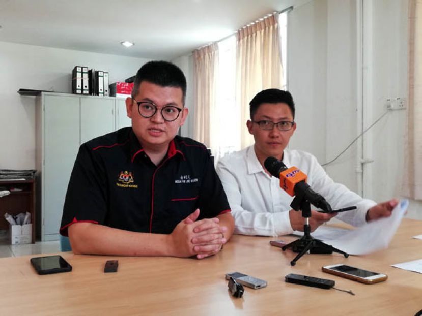 古晋区国会议员俞利文(左)召开新闻发布会，右为张健仁助理沈杰龙。