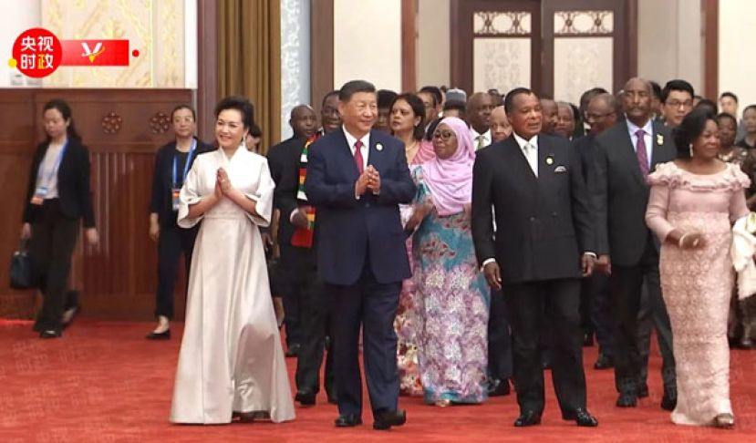 中国国家主席习近平和夫人彭丽媛在北京人民大会堂举行宴会，欢迎来华出席中非合作论坛北京峰会的非方及国际贵宾。