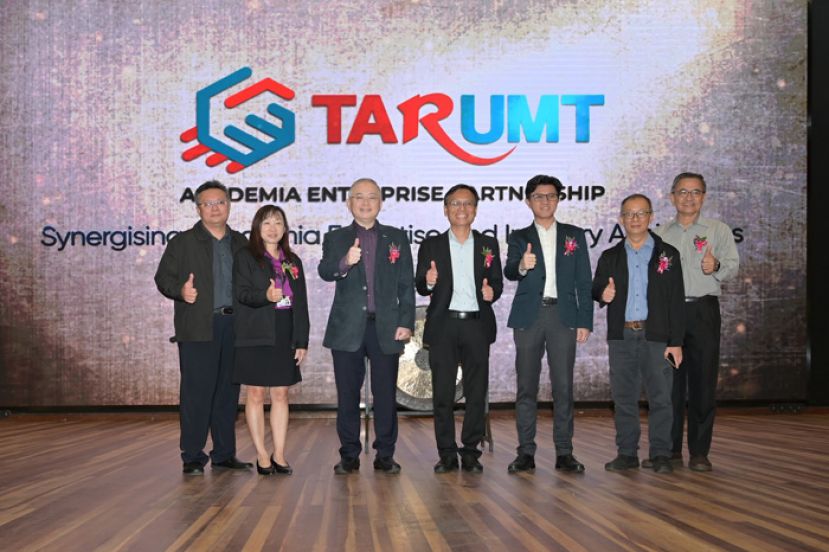 拿督斯里魏家祥博士（左三）在拉曼理工大学的产学合作计划 (Academia Enterprise Partnership) 的标志前表示赞好。左起为中小企业中心主任张学川教授、副校长陆翠凤教授、校长李仕伟教授、拿督张盛闻、企业孵化及创业中心院长林仲铭教授、副校长石家裕博士。