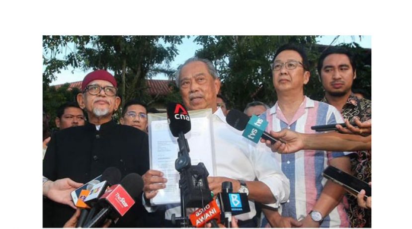 丹斯里慕尤丁(中)在伊党主席哈迪阿旺和民政党主席拿督刘华才等人陪同下，召开记者会。