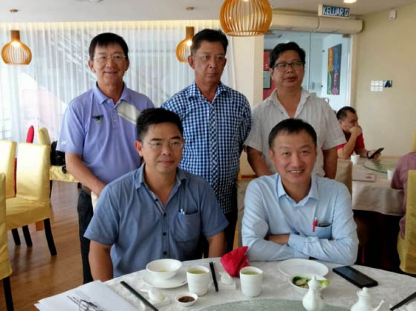 拉曼学院砂拉越校友会校友们在新闻发布会后合影留念，前排左起为拉曼学院砂拉越校友会前主席温武中、顾问兼前主席张添堡；后排左起为;校友梁永和、校友林良兴及校友张光锦。