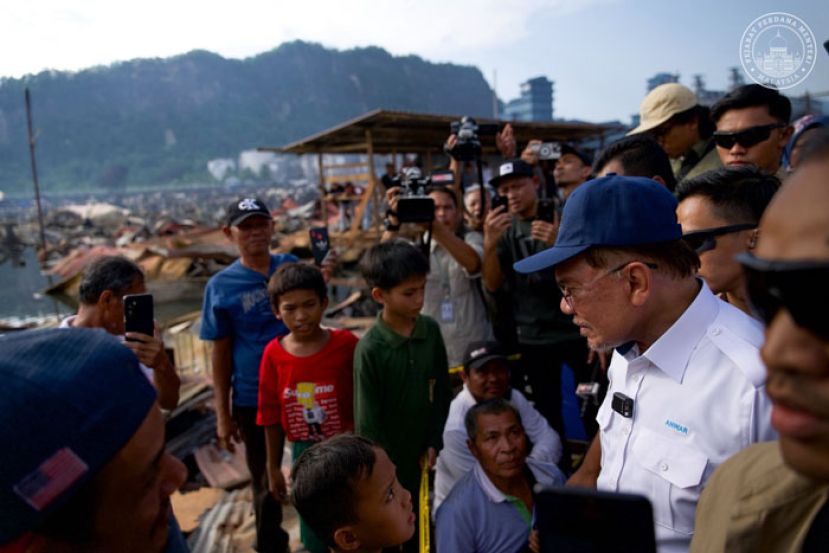 首相安华探望山打根幸福村灾黎。