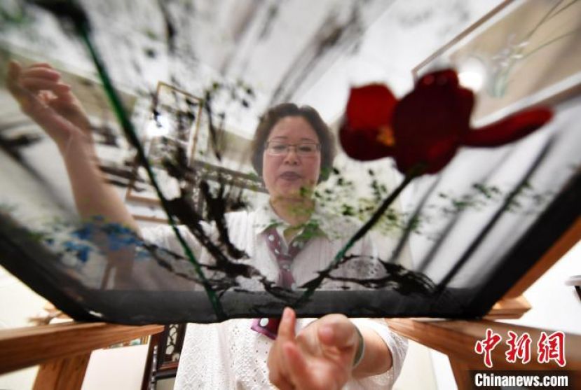 刘玉霞正在进行刺绣创作。