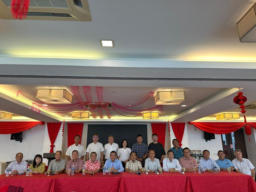 ：前排左起晋汉省华总副会长甲必丹蔡永能、副会长罗绍凤、副会长高伟宁、副会长郑文新、执行顾问黄张金发、会长拿督斯里黄良杰、筹委会主席兼华总经济组主任吴孟敦、华总财政兼古晋福州公会会长拿督余志豪、华总署理会长拿督王长福、副会长陈瑞光、副会长甲必丹陈国璋、副会长本固鲁刘金昇、顾问刘文候。