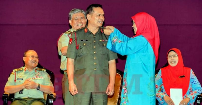 陆军首长丹斯里阿末哈斯布拉（左二）为511后备军团指挥官阿邦莫哈末佩戴准将军衔。