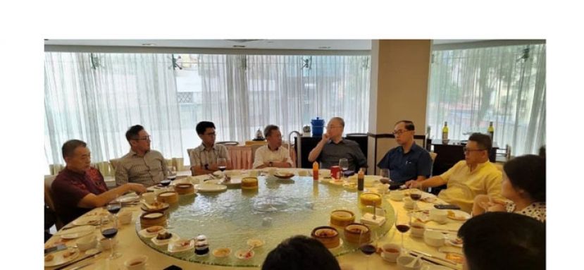 魏家祥（左5）等马华领袖与沈桂贤（左4）等人联领袖叙餐交流。
