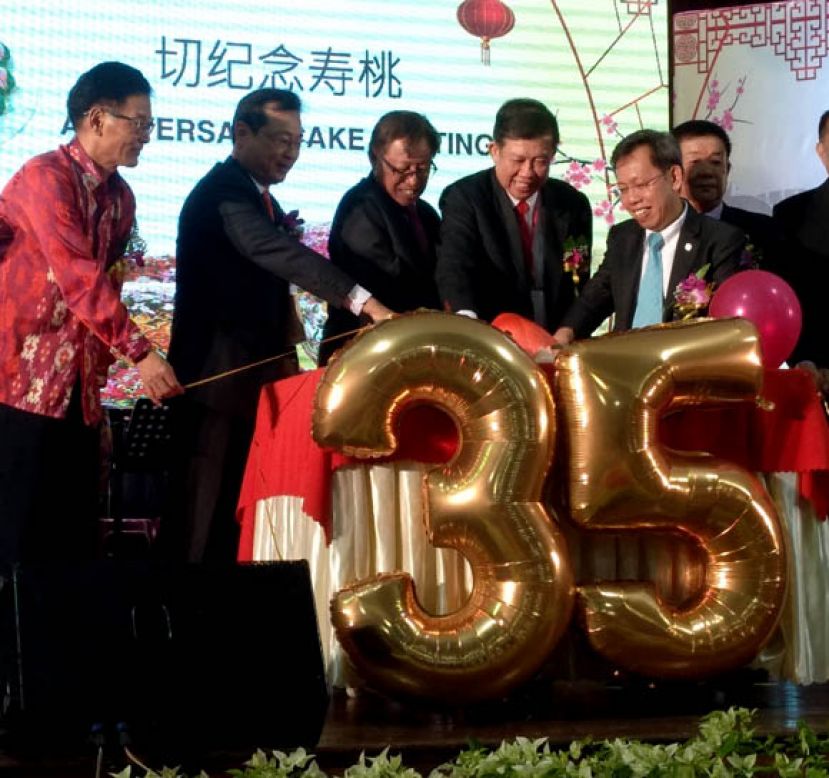 共切寿桃，欢庆砂潮州沈氏公会35周年庆。右起；为砂地方与房屋部长拿督沈桂贤、砂潮州沈氏公会会长沈茂強、砂首长阿邦佐哈里、晚宴筹委会主席沈坚石以及中国驻古晋总领事程广中。