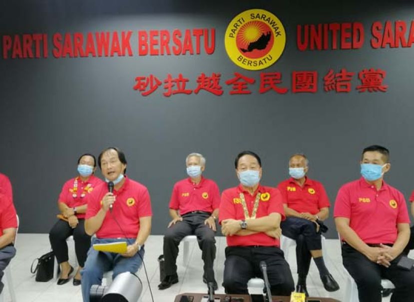 巴鲁比安（左）向媒体发表谈话，中为拿督斯里黄顺舸和施志豪（右）。