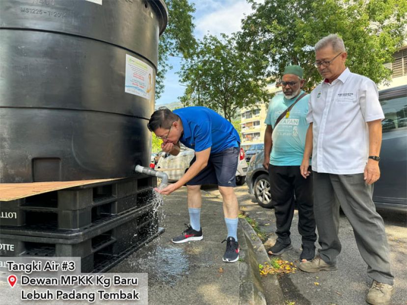 林冠英确保水源质量 检查水槽里的水源味道