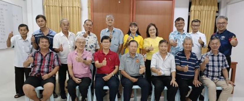 砂拉越官氏宗亲会第12届理事复选会议后，第三任会长官锦勲（前排中）与全体新届理事合照。