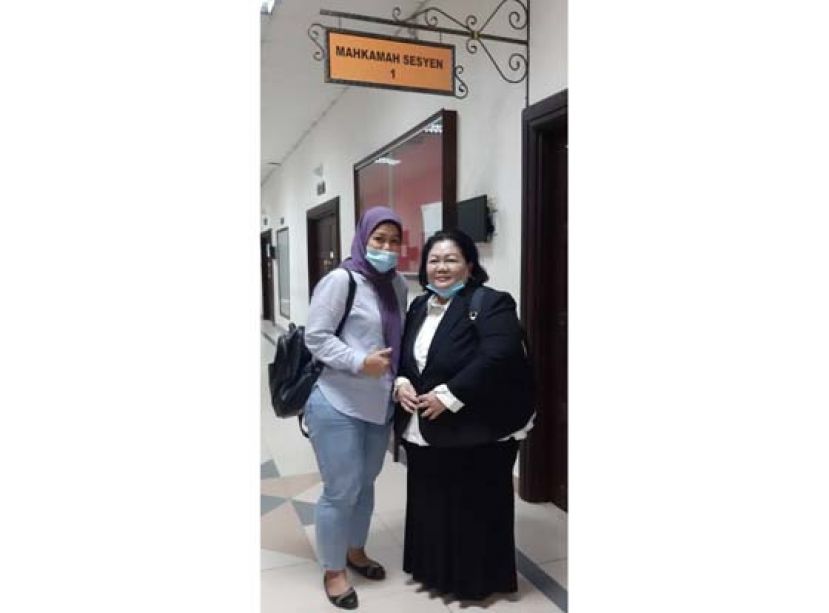 讨回清白的摩多公司销售主任（左）和辩护律师特丽莎在庭外留影。