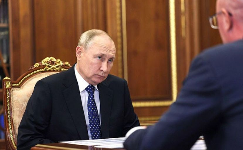 俄国总统普京24日与副总理见面，讨论数位化转型、网路服务普及度等政策成果，却被人爆料他最近消瘦8公斤，还严重咳嗽。