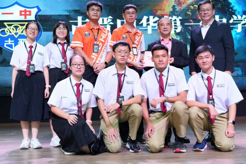 古晋中华第一中学代表在2025年第18届马来西亚华文独中科学营中表现优异。