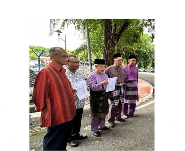 雪州王室理事会成员在警局外展示报案书。