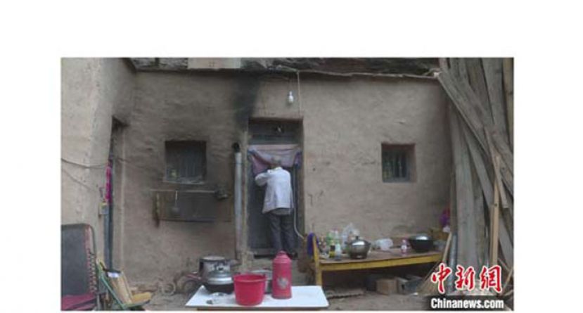 烈士陵园对面沿崖壁修建的一排老屋是当年八路军战士的营房，现在是赵乃堂的住所。