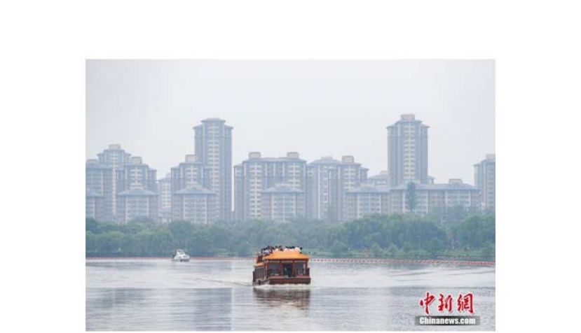 6月26日，京杭大运河北京段举行通航仪式。图为游船行驶在京杭大运河北京段航道上。