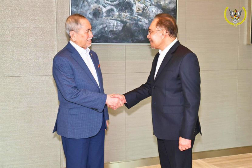 砂元首敦丕显斯里旺朱乃迪与首相拿督斯里安华会面