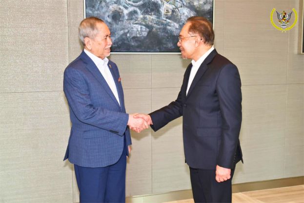 砂元首敦丕显斯里旺朱乃迪与首相拿督斯里安华会面