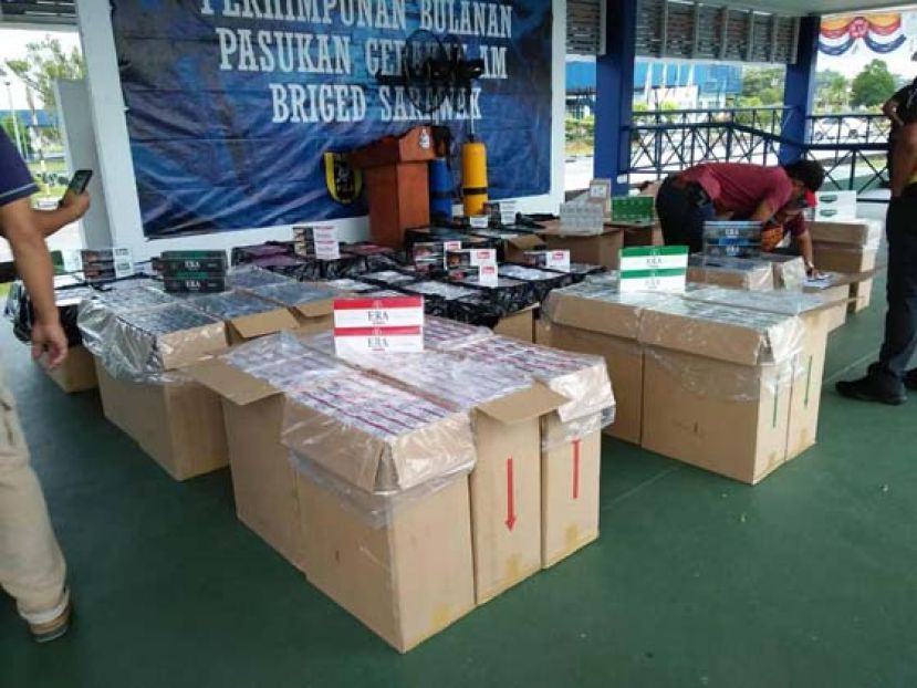 警方在石角德莎威拉住家及商店起获的大批走私香烟。