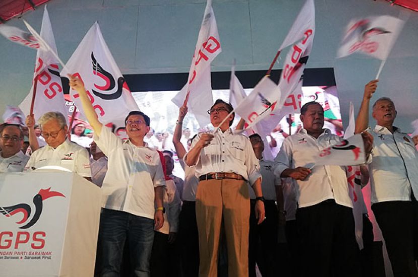 砂首长阿邦佐哈里（中）与砂人联党主席拿督沈桂贤（左三）等挥动砂盟旗帜。