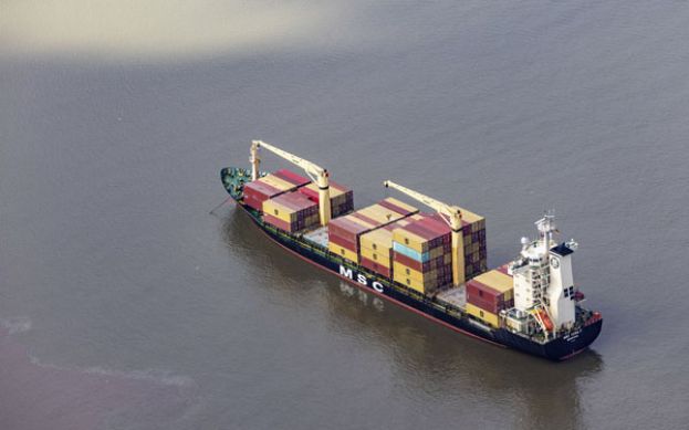 地中海航运公司货船在地中海遭胡塞武装组织袭击。