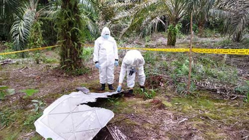 ●大马原子能执照局官员对金属碎片进行检查。