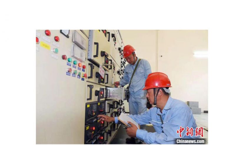 江汉盐化工技术人员正在工作。