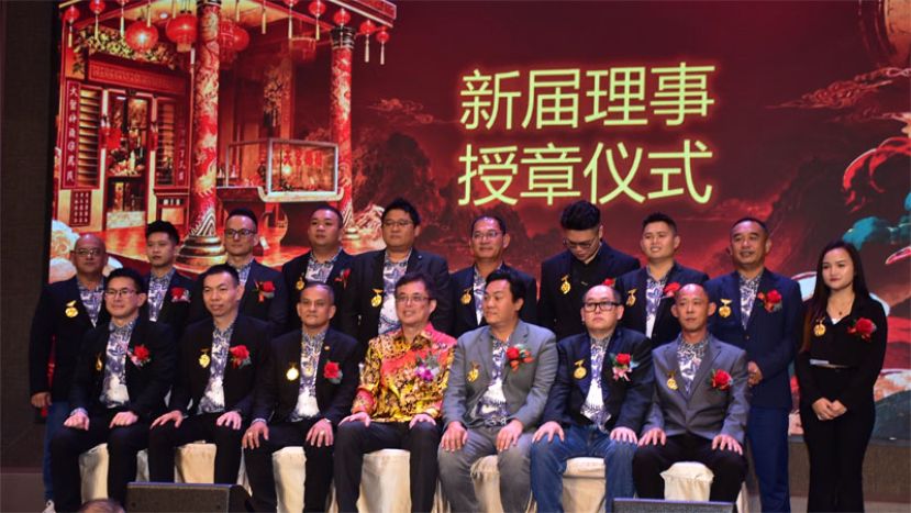 砂拉越副总理拿督阿玛沈桂贤的代表巴达旺市议会主席陈开（前排右四）与古晋青草路圣德恩宫新届理事合照。