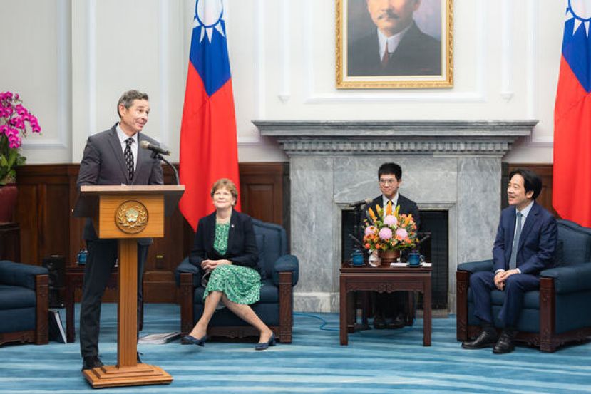 赖清德（右）接见美联邦参院外交委员会民主党首席议员夏欣及共和党参议员匡希恒所率跨党派访问团。