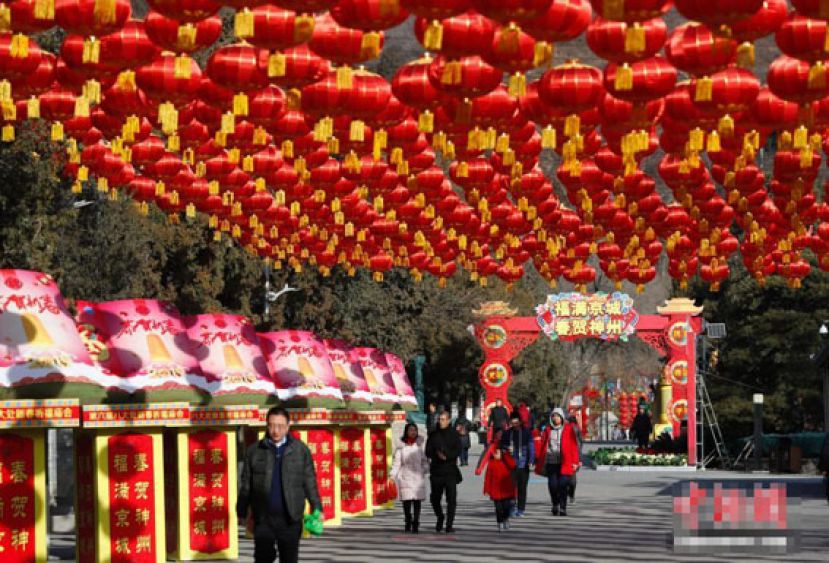 图示：北京八大处公园内节日气氛渐浓。