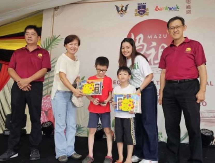 薛华东（右起）同妈祖信俗图画小学生彩色活动负责人许淑娟、陈明月及大会主席许义华颁奖予优胜者。