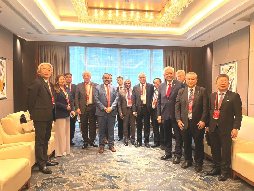 卢成全（右四）、陈镇明（右二）开幕式前与各国参会贵宾合影。
