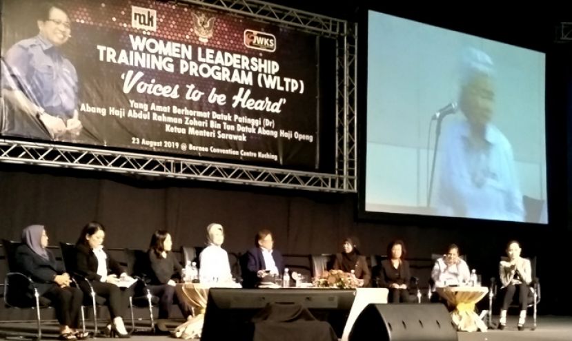 砂首长拿督巴丁宜阿邦佐哈里(中)在女性领导培训大会上和与会者交流。