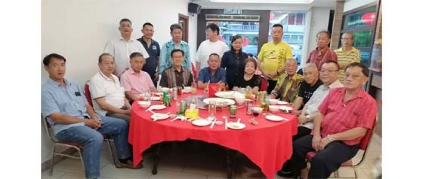 甲必丹林传政（前排左5）与古晋老巴刹民众联谊会理事合影；左4为北市行政委员兼该会顾问薛华东。