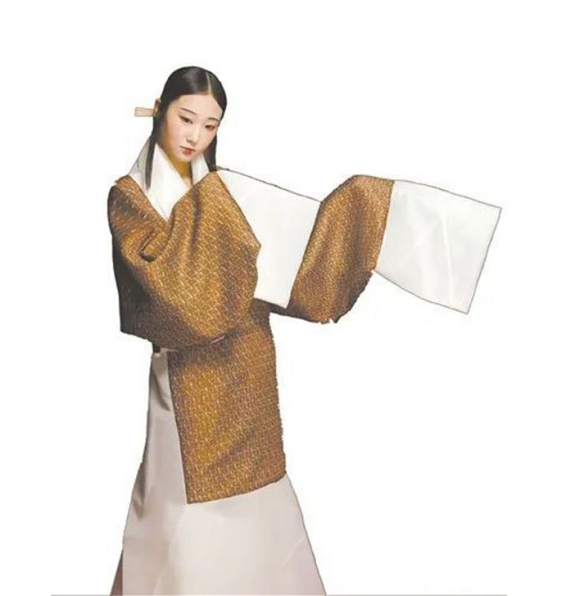 根据西汉印花敷彩纱直裾式丝绵袍复原的服饰。