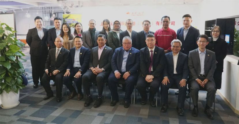 拿督杨顺兴（前排左二）陪同拿督斯里张庆信（前排中），到访上海航空总部。