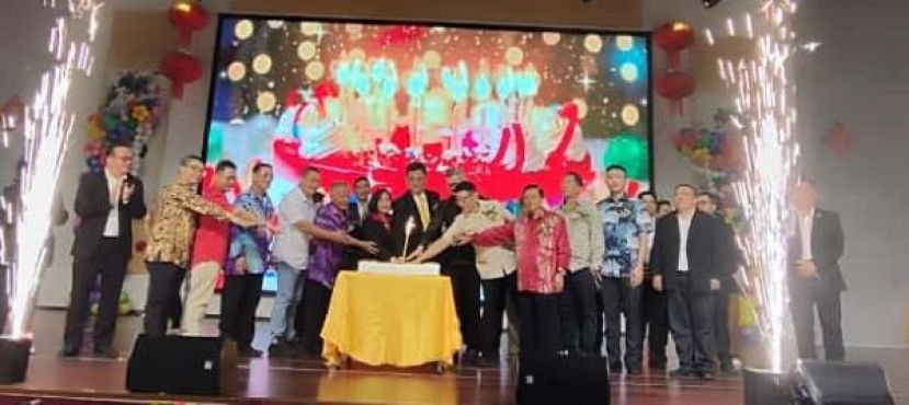 巴达旺市议会主席陈开（左八）等人主持切蛋糕仪式。前排右二起为该园校董会主席林德喜、市议员郑国栋、本曼查陈君义、拿督叶金來、市议员吴得瑜、古晋市国会议员俞利文；前排左四起为市议员刘儱语、市议员郑志国、天猛公拿督陈如飞、峇都林当区议员施志豪、拿督杨昆贤和砂拉越佛教会幼儿园园长蔡淑桦。