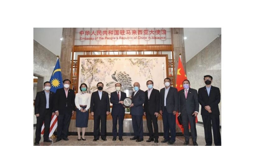 华总会长丹斯里吴添泉（右5）赠送纪念品予中国驻马大使欧阳玉靖（左5）。左起为拿督李德华、拿督黄振兴、公使衔参赞马翠宏与丹斯里陈建顺；右起为杨有为、张民生、拿督林广有和拿督翁清玉。