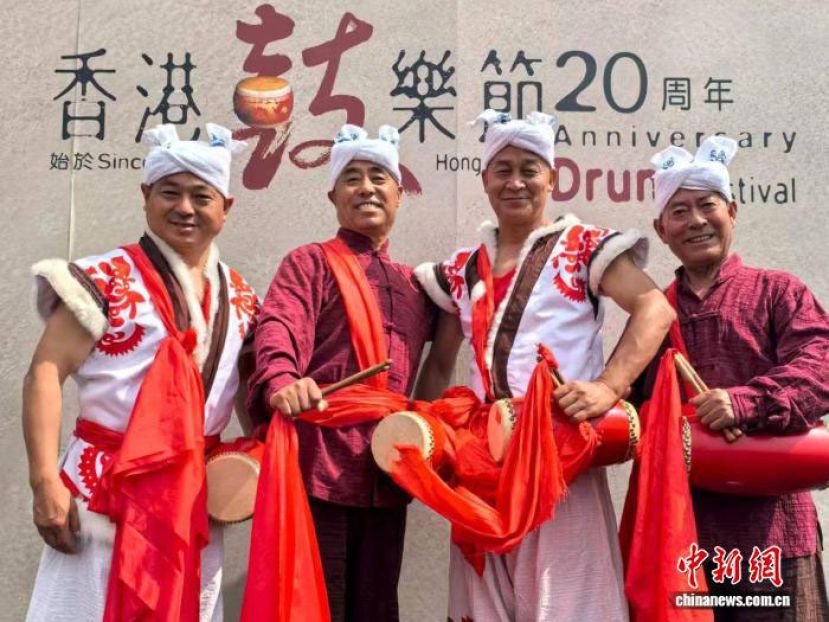 2023年10月，刘延河(右一)在香港参加“香港鼓乐节”20周年庆祝活动。