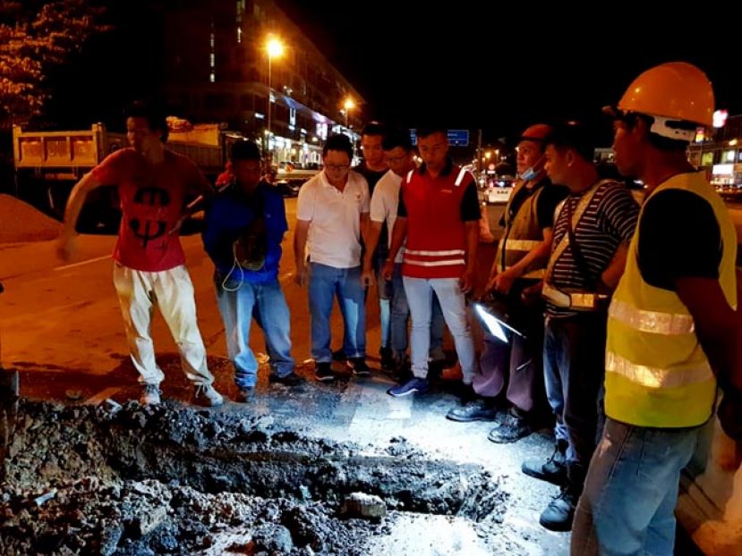 活力团队团长郑志国(左三)，秘书(左四) 符顺顺，副团长(左五) 杨振祥与公共工程部官员和承包商视察敦朱加路提升工程。