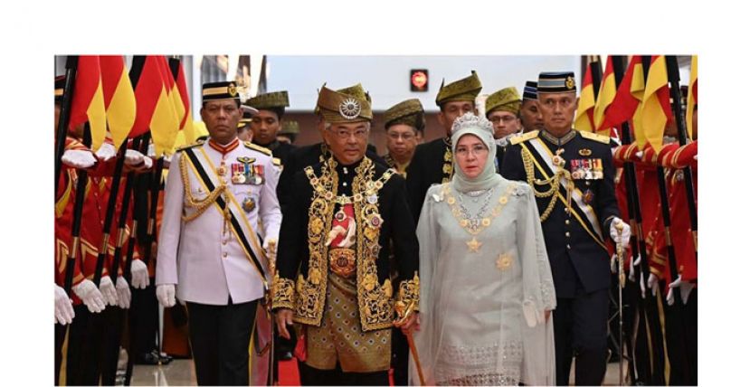 国家元首苏丹阿都拉与元首后，抵达国会大厦。