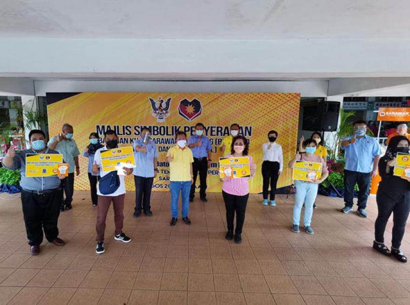 砂地方政府及房屋部长拿督斯里沈桂贤（中）主持&ldquo;我亲爱的砂拉越&rdquo;小贩援助金移交仪式后与小贩业者合照。